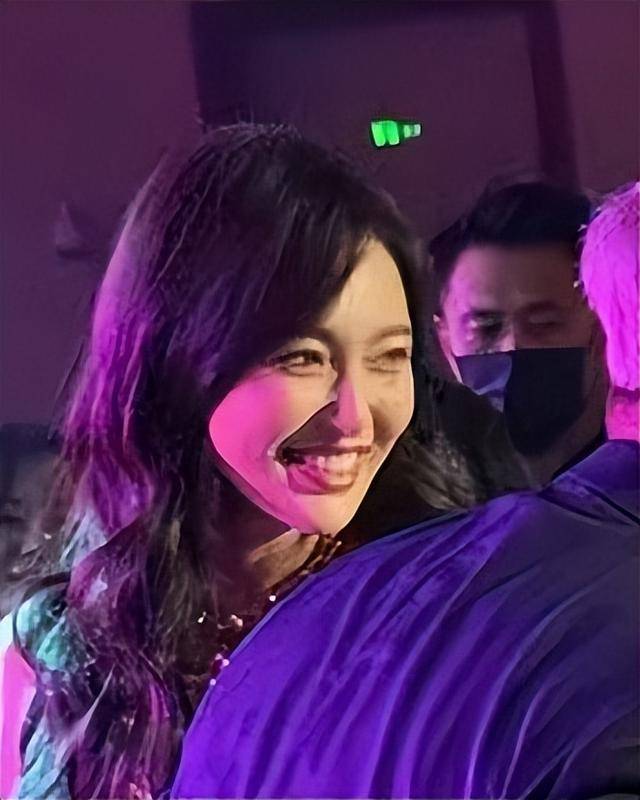 欧莱雅年会这天，看了宋茜肌肉腿和唐嫣粗臂，才知珠圆玉润有多美