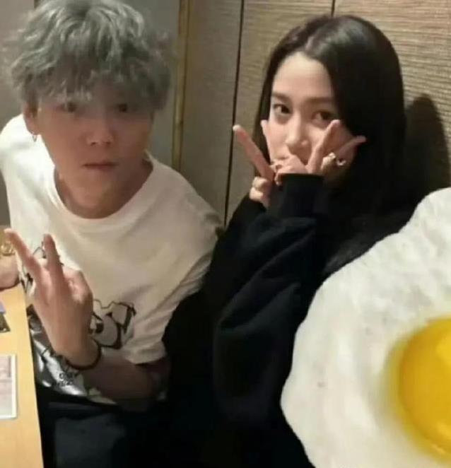 关晓彤春晚后台婉拒“马上有对象”玩偶，这举动藏着什么秘密？