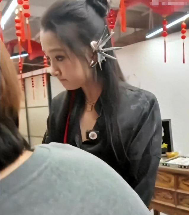 关晓彤春晚后台婉拒“马上有对象”玩偶，这举动藏着什么秘密？