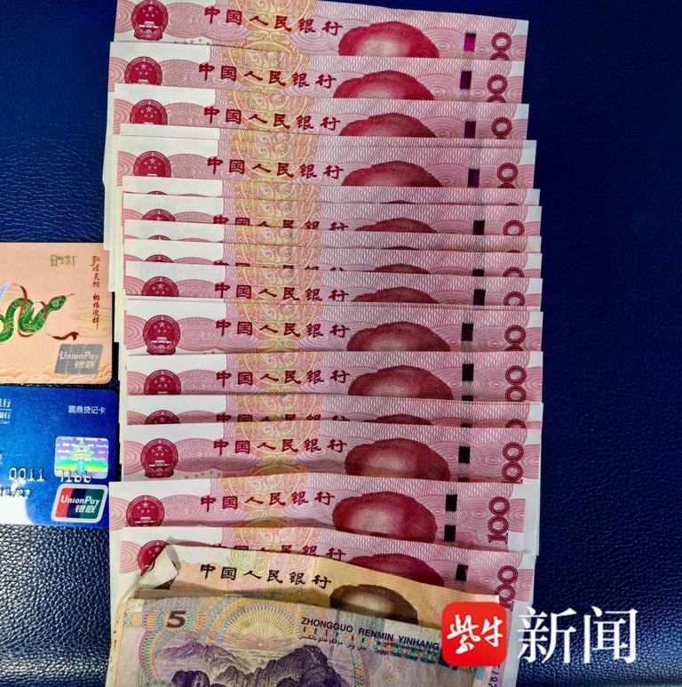 市民捡到的钱包内找不到有效信息，看巡特警如何快速锁定失主