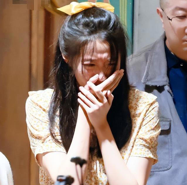 关晓彤春晚后台婉拒“马上有对象”玩偶，这举动藏着什么秘密？