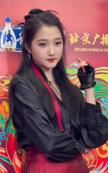 关晓彤春晚后台婉拒“马上有对象”玩偶，这举动藏着什么秘密？