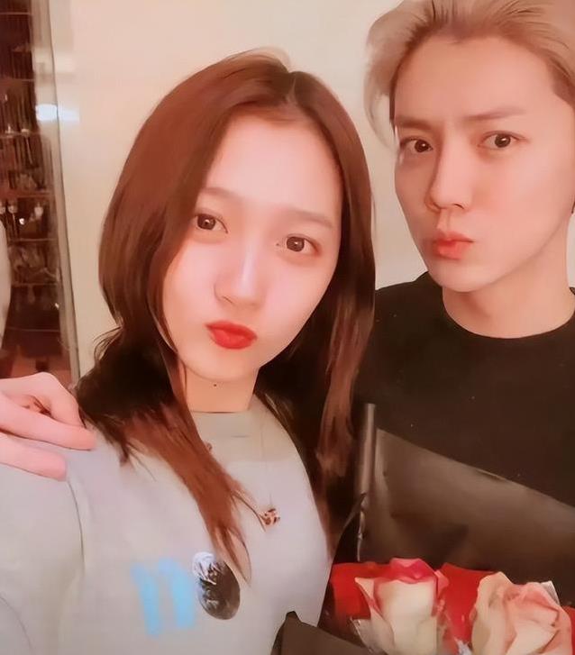 关晓彤春晚后台婉拒“马上有对象”玩偶，这举动藏着什么秘密？