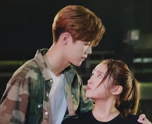 关晓彤春晚后台婉拒“马上有对象”玩偶，这举动藏着什么秘密？