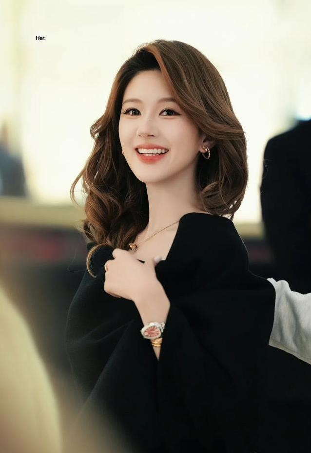 赵露思宝格丽活动惊艳全场，8斤肉回归反成最大加分项？