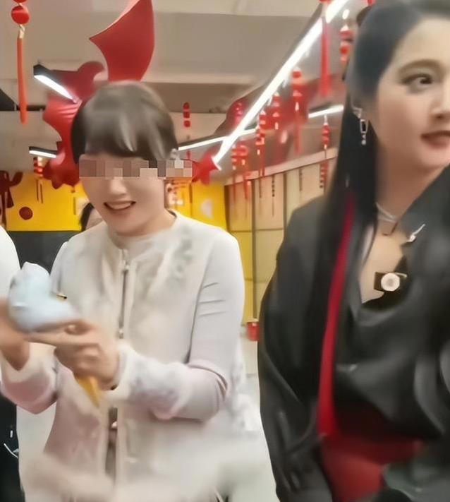 关晓彤春晚后台婉拒“马上有对象”玩偶，这举动藏着什么秘密？