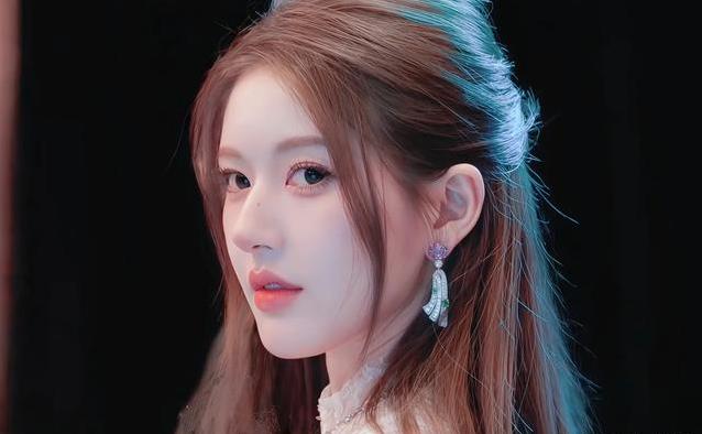 赵露思宝格丽活动惊艳全场，8斤肉回归反成最大加分项？