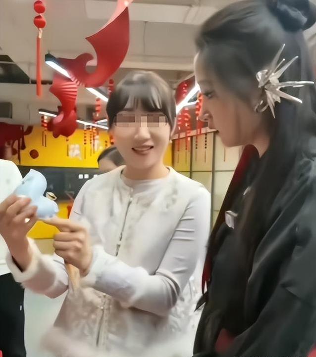 关晓彤春晚后台婉拒“马上有对象”玩偶，这举动藏着什么秘密？