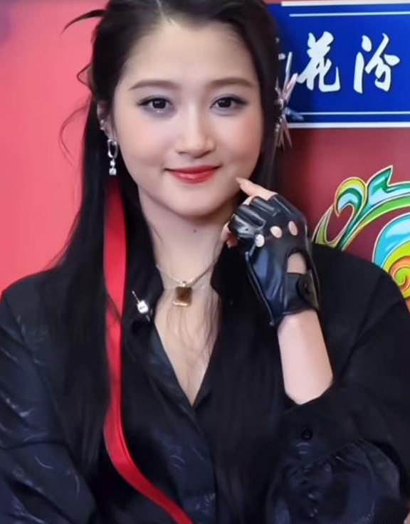 关晓彤春晚后台婉拒“马上有对象”玩偶，这举动藏着什么秘密？