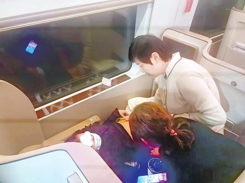 孕妇高铁上突发不适幸遇妇幼专家团