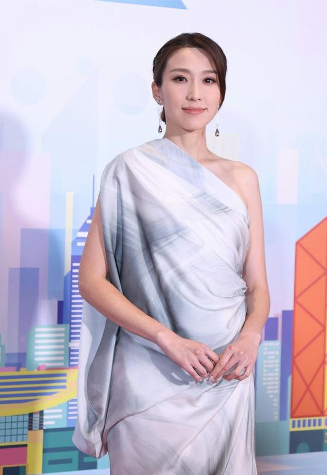 45岁TVB冻龄女神状态逆天，催婚四年感情告吹后，她如今过得怎样