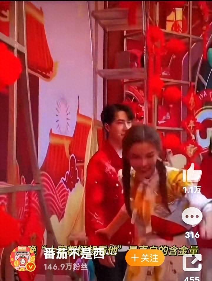 王一博春晚彩排突然清场？镜头扫过台领导脸，网友：这排面我慕了