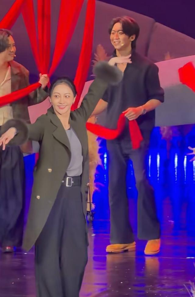 姚笛再次复出，脸又尖了不少，脸上的哀愁消失了，整个人变化很大