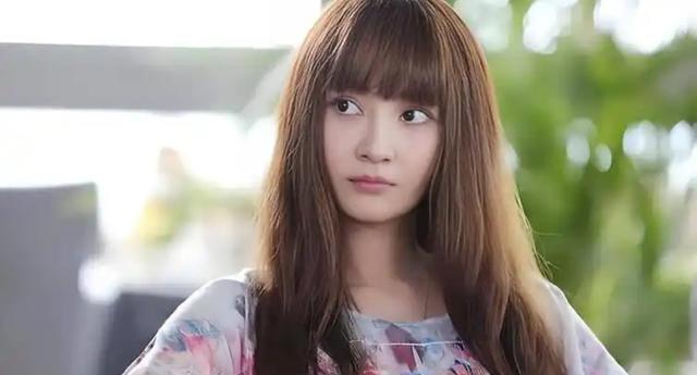 姚笛再次复出，脸又尖了不少，脸上的哀愁消失了，整个人变化很大