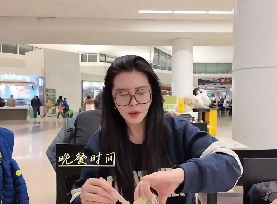 “女神”王祖贤迎来59岁生日，终于以“真面目”亮相