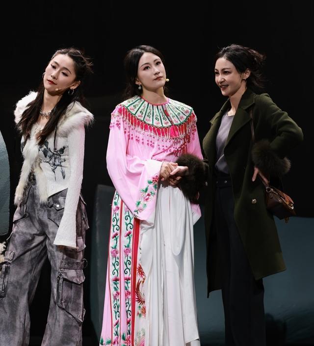 姚笛再次复出，脸又尖了不少，脸上的哀愁消失了，整个人变化很大