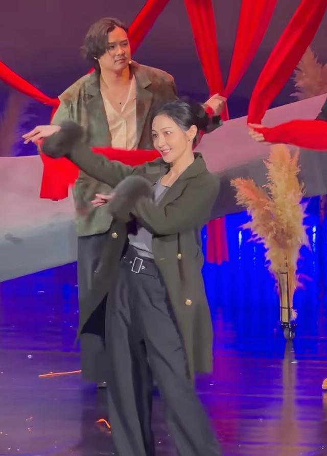 姚笛再次复出，脸又尖了不少，脸上的哀愁消失了，整个人变化很大