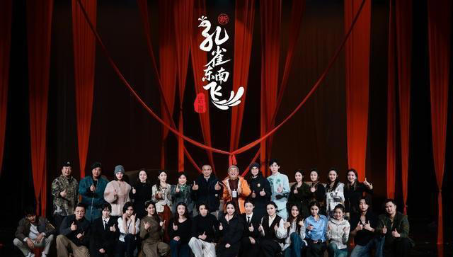 姚笛再次复出，脸又尖了不少，脸上的哀愁消失了，整个人变化很大