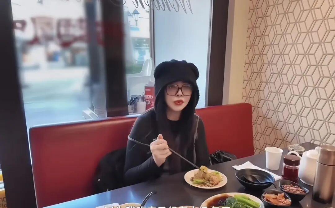 “女神”王祖贤迎来59岁生日，终于以“真面目”亮相