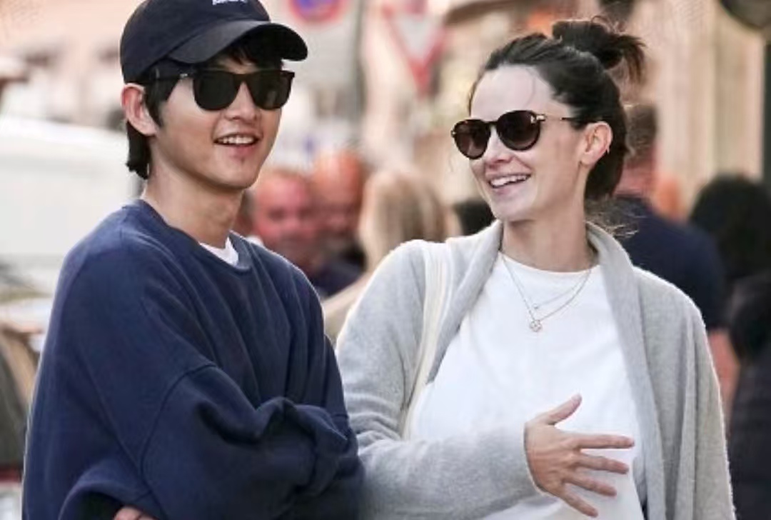 婚后首次公开合体？宋仲基凯蒂婚礼同框，细节暴露婚姻状态