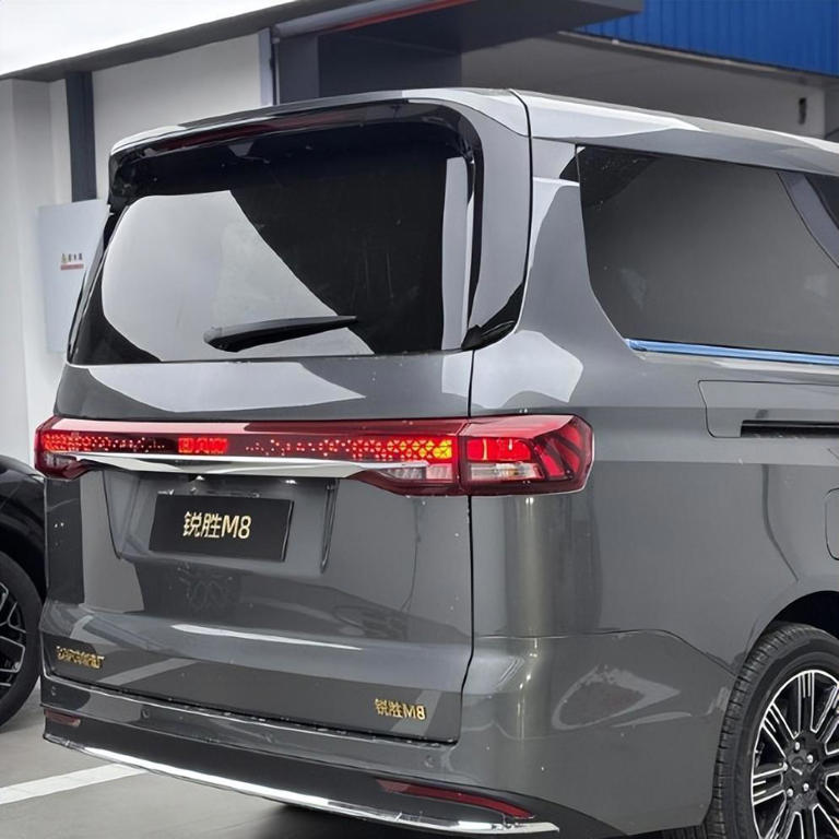 中大型MPV已上市，14.98万起售！航空座椅带腿托，外观挺气派