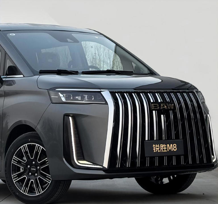 中大型MPV已上市，14.98万起售！航空座椅带腿托，外观挺气派