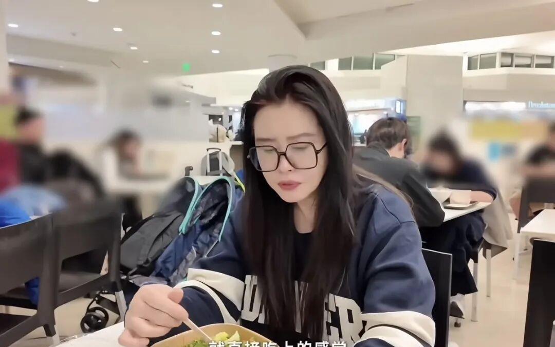 “女神”王祖贤迎来59岁生日，终于以“真面目”亮相