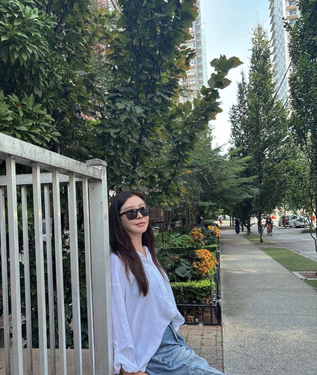 “女神”王祖贤迎来59岁生日，终于以“真面目”亮相