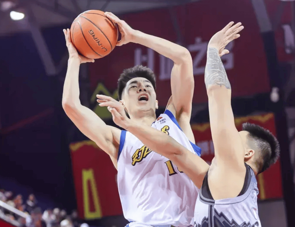 朱俊龙出战33分钟，投篮3中0、三分2中0得到0分7篮板2助攻