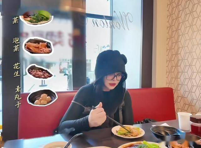 王祖贤全面复出，晒一日三餐，网友：难怪看起来像30岁