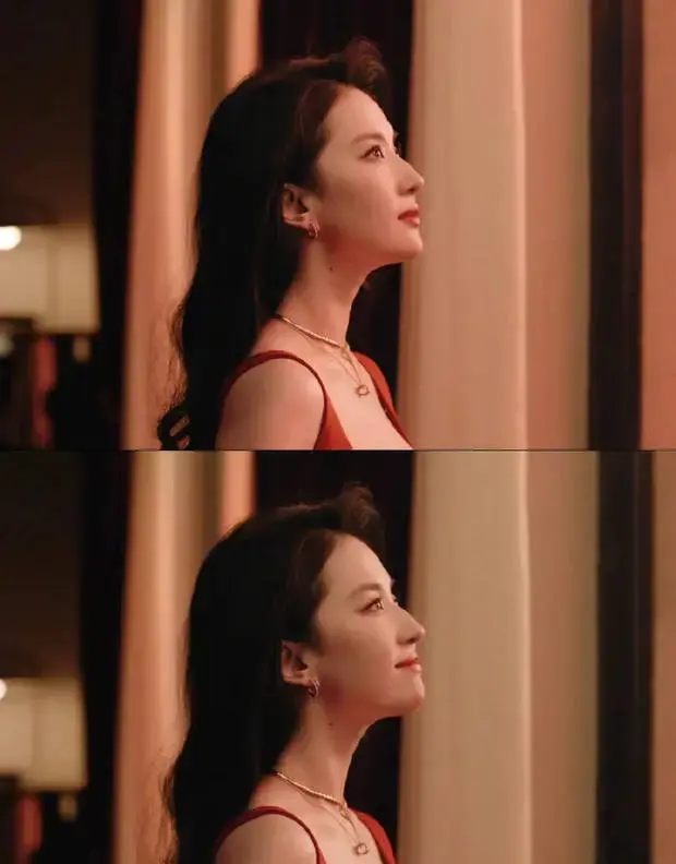 搜狐娱乐讯 近日，刘亦菲一组拍摄广告的美照曝光，她身穿红衣好惹眼。