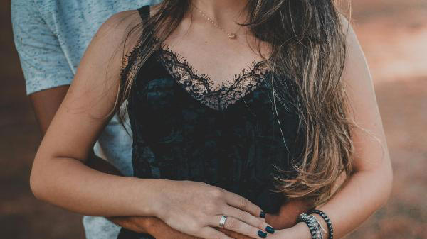 女人最吃这套! 男人学会这招感情稳赢