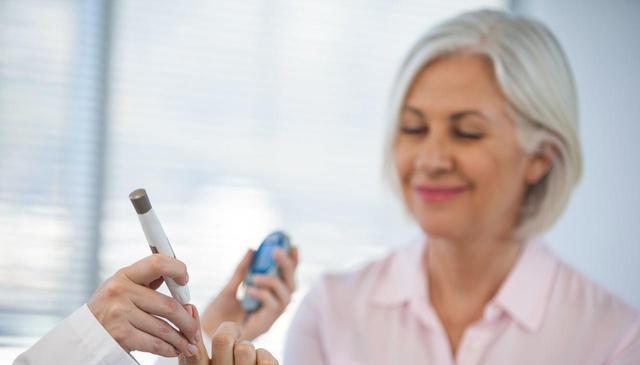 数名院士呼吁糖尿病患者停止食用，比甜食还粘血管，趁早撤下餐桌