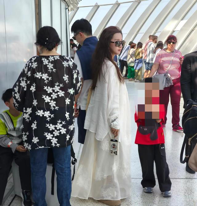 马龙全家迪拜度假被偶遇，夏露身穿白裙仙气飘飘，还以为是刘亦菲