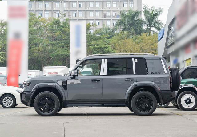 奇瑞中大型硬派SUV亮相！大尺寸车身，外观似霸道，搭载1.5T增程