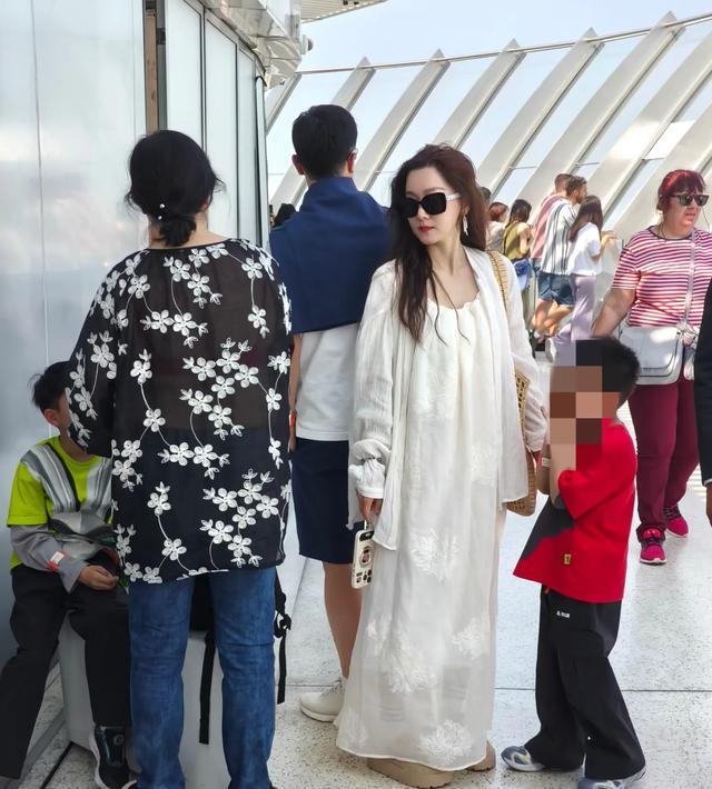 马龙全家迪拜度假被偶遇，夏露身穿白裙仙气飘飘，还以为是刘亦菲