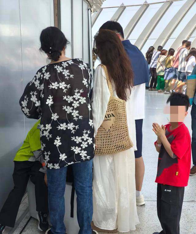 马龙全家迪拜度假被偶遇，夏露身穿白裙仙气飘飘，还以为是刘亦菲