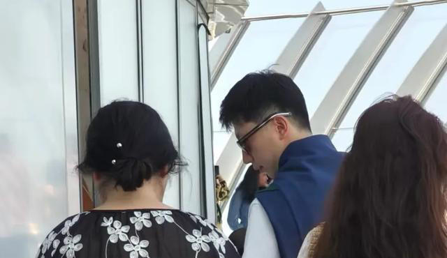 马龙全家迪拜度假被偶遇，夏露身穿白裙仙气飘飘，还以为是刘亦菲