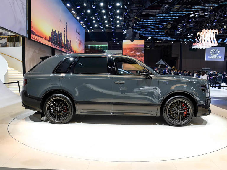 丰田大型插混SUV亮相，外观豪华车身达5米4！