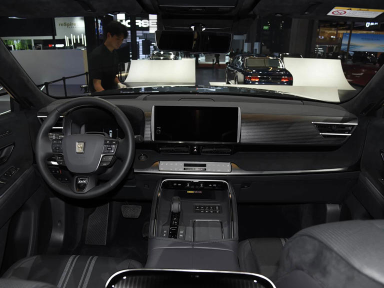 丰田大型插混SUV亮相，外观豪华车身达5米4！