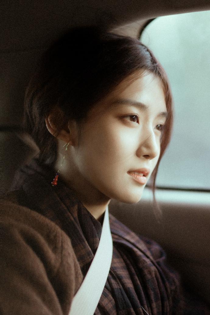 卢昱晓身穿褐色大衣 微倚车窗气质清冷