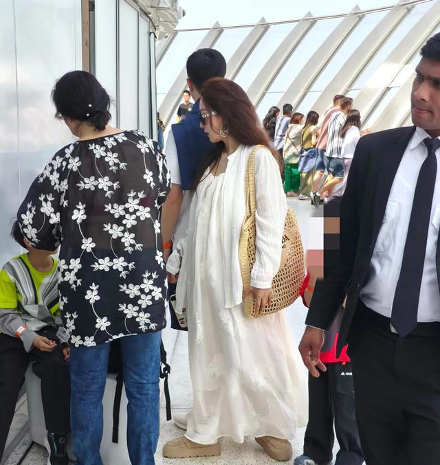 马龙全家迪拜度假被偶遇，夏露身穿白裙仙气飘飘，还以为是刘亦菲