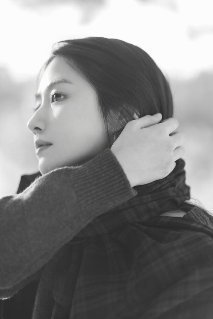 卢昱晓身穿褐色大衣 微倚车窗气质清冷