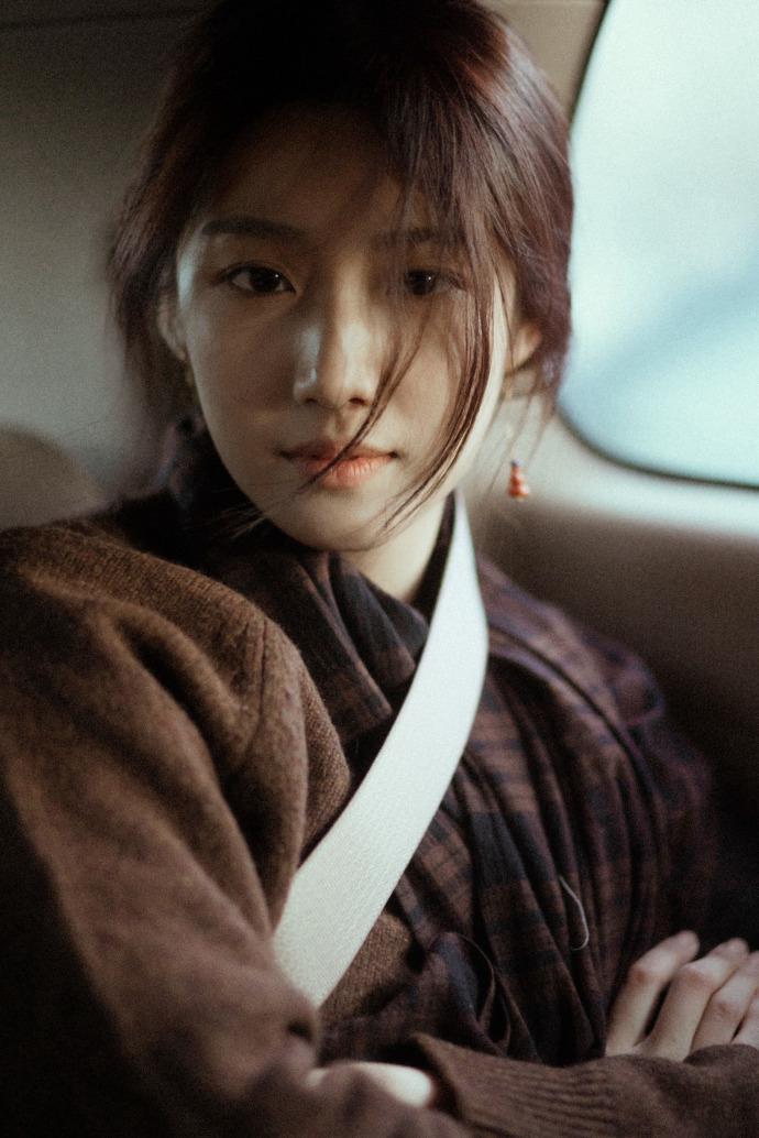 卢昱晓身穿褐色大衣 微倚车窗气质清冷