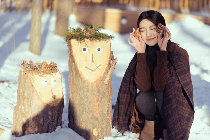 卢昱晓身穿褐色大衣 微倚车窗气质清冷