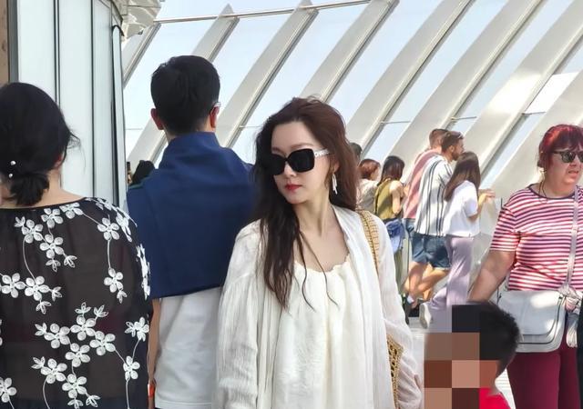 马龙全家迪拜度假被偶遇，夏露身穿白裙仙气飘飘，还以为是刘亦菲