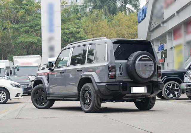 奇瑞中大型硬派SUV亮相！大尺寸车身，外观似霸道，搭载1.5T增程