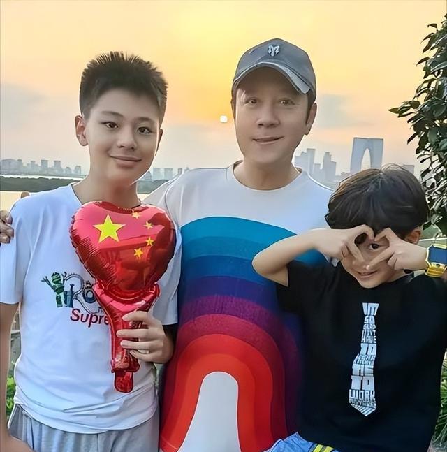 蔡国庆也没想到，人到中年才生下的俩儿子，如今都开始给他长脸了