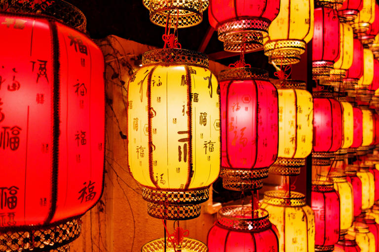 春节出游不想人挤人，反向旅游去这6个地方，年味十足，适合小住几天!