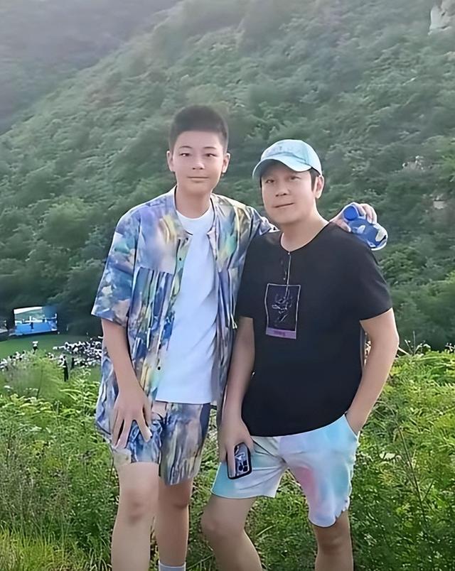 蔡国庆也没想到，人到中年才生下的俩儿子，如今都开始给他长脸了